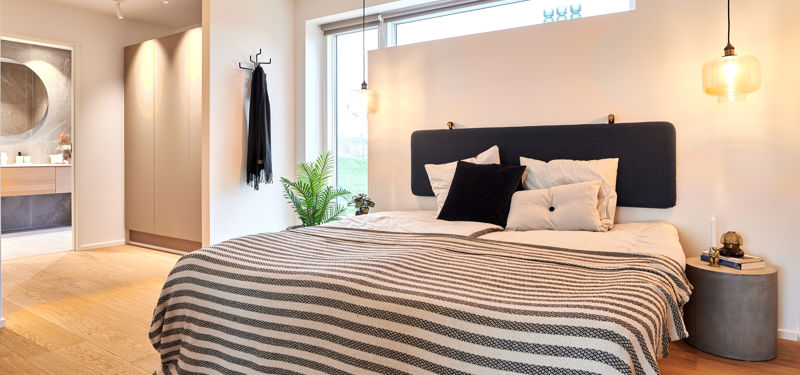 Forældreafdeling i nybygget udstillingshus fra eurodan-huse med soveværelse, walk-in og eget badeværelse som inspiration til husdrømme