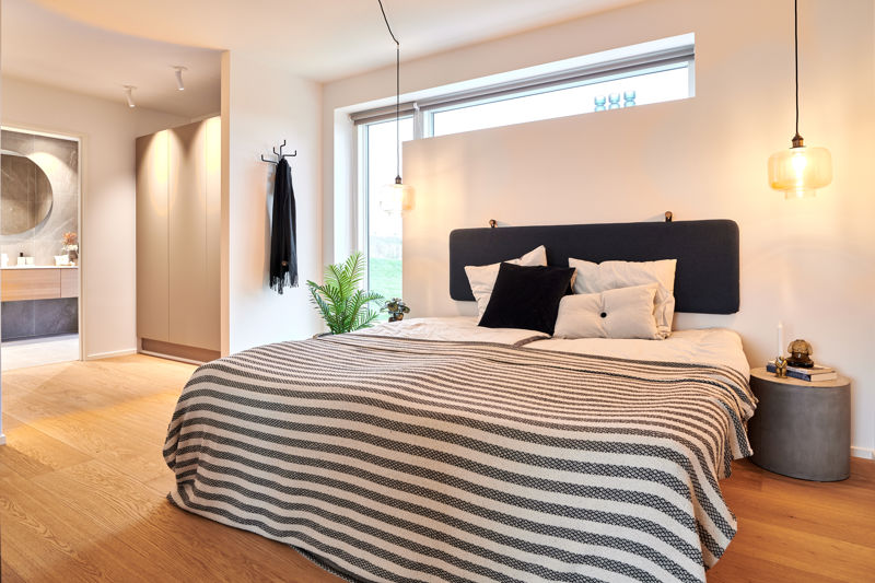 Forældreafdeling i nybygget udstillingshus fra eurodan-huse med soveværelse, walk-in og eget badeværelse som inspiration til husdrømme