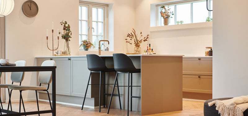Rummeligt køkken-alrum fra eurodan-huse med åben planløsning, køkkenzone, spiseplads, store vinduespartier og roligt materialevalg – inspiration til nybygget hus.