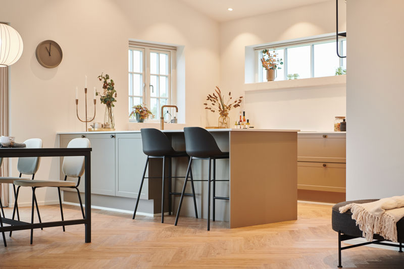 Rummeligt køkken-alrum fra eurodan-huse med åben planløsning, køkkenzone, spiseplads, store vinduespartier og roligt materialevalg – inspiration til nybygget hus.
