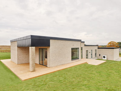 Stilren funkisvilla fra eurodan-huse med moderne facade, integreret garage og inspiration til nybyggeri med eksklusive materialevalg