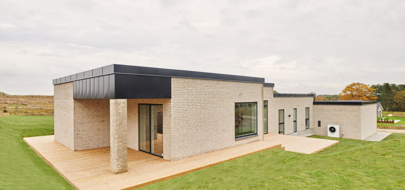 Stilren funkisvilla fra eurodan-huse med moderne facade, integreret garage og inspiration til nybyggeri med eksklusive materialevalg