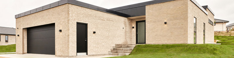Moderne udstillingshus fra eurodan-huse med overdækket indgang, rene linjer og inspiration til husbyggeri med luksuriøse detaljer
