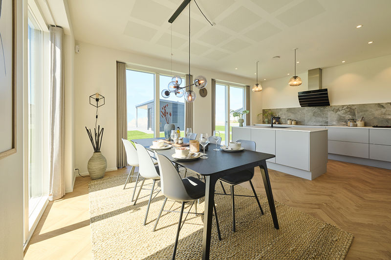 Moderne køkken fra eurodan-huse med integrerede skabe, køkkenø, rene linjer, arbejdsbord og spiseområde tæt på køkkenet – inspiration til nybygget hus og nybyggerdrømme.
