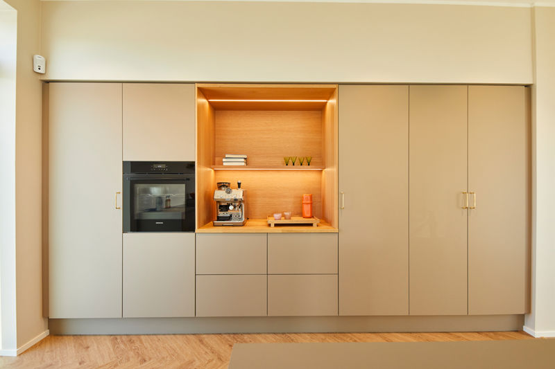 Indbydende køkken-alrum fra eurodan-huse med køkkenø, spiseplads, moderne armatur, trælook gulv og gode arbejdszoner – inspiration til husdrømme og nybyggeri.