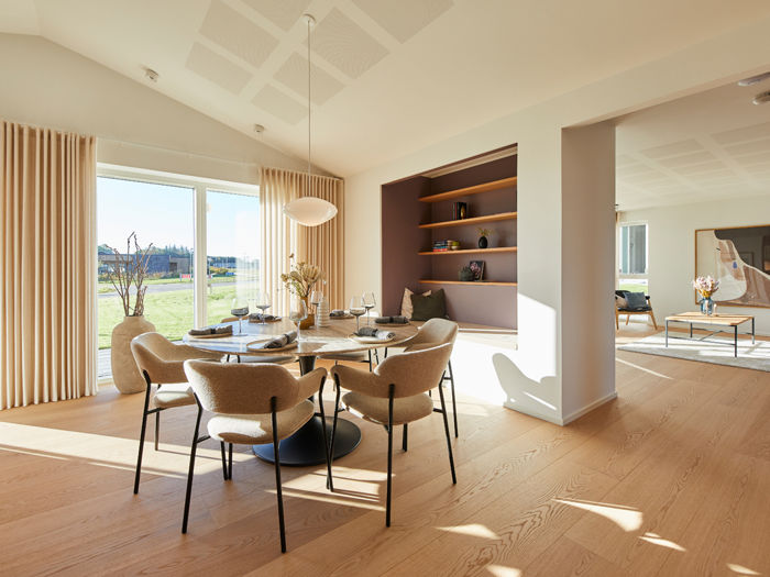 Rummeligt køkken-alrum fra eurodan-huse med åben planløsning, køkkenzone, spiseplads, store vinduespartier og roligt materialevalg – inspiration til nybygget hus.