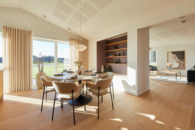 Rummeligt køkken-alrum fra eurodan-huse med åben planløsning, køkkenzone, spiseplads, store vinduespartier og roligt materialevalg – inspiration til nybygget hus.