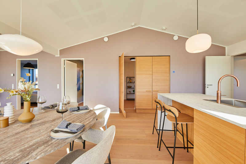 Køkken-alrum fra eurodan-huse med køkkenø, spiseplads, lyse gulve, store vinduer og åben forbindelse mellem madlavning og ophold – inspiration til nybyggeri, husbyggeri og husdrømme.