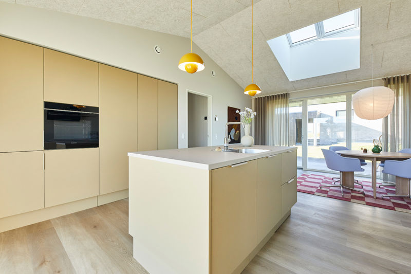 Indbydende køkken-alrum fra eurodan-huse med køkkenø, spiseplads, moderne armatur, trælook gulv og gode arbejdszoner – inspiration til husdrømme og nybyggeri.