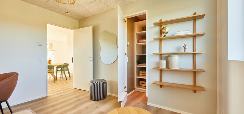 Hyggeligt værelse i nybyggeri med åben walk-in garderobe, træhylder og varme indretningsdetaljer – børnevenlige husdrømme med eurodan-huse