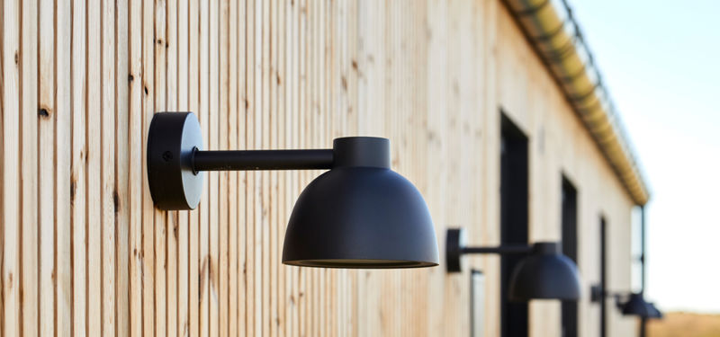 Sort udendørslampe på lodret træfacade i nybygget barnhouse fra eurodan-huse med fokus på materialer, detaljer og moderne husbyggeri