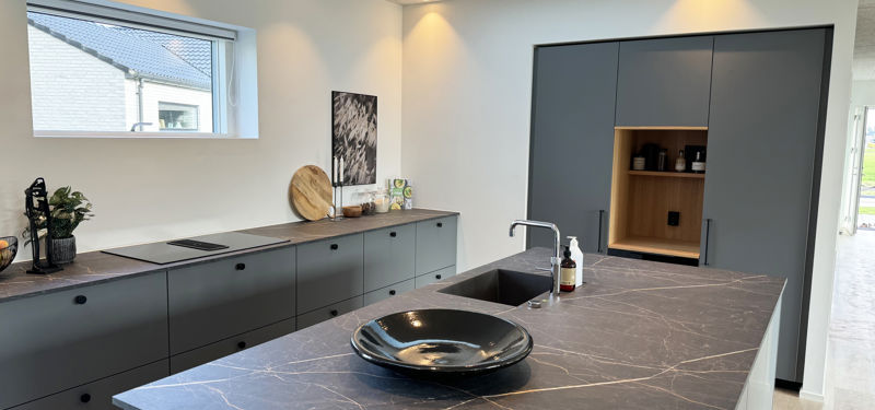 Moderne mørkt køkken med køkkenø, ovenlys og integrerede hårde hvidevarer til inspiration for nybyggerdrømme.
