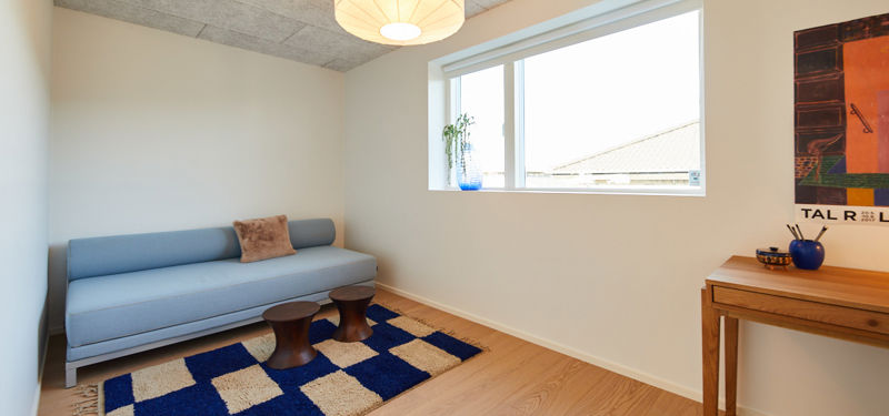 Ekstra værelse i moderne nybyggeri med daybed, stort vindue og fleksibel indretning