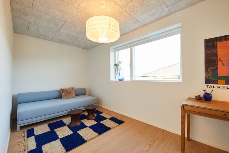 Ekstra værelse i moderne nybyggeri med daybed, stort vindue og fleksibel indretning