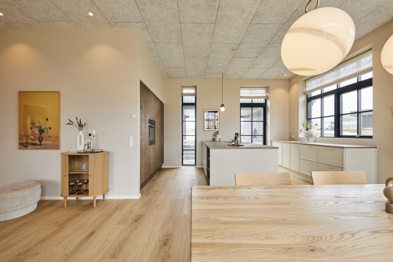Rummeligt køkken-alrum fra eurodan-huse med åben planløsning, køkkenzone, spiseplads, store vinduespartier og roligt materialevalg – inspiration til nybygget hus.