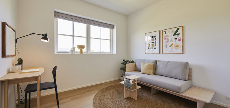 Gæsteværelse og fleksibelt hjemmekontor i nybygget hus fra eurodan-huse med skrivebord, daybed, stort sprossevindue og lys indretning