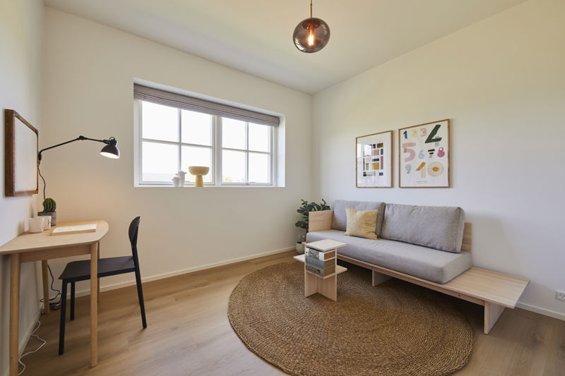 Gæsteværelse og fleksibelt hjemmekontor i nybygget hus fra eurodan-huse med skrivebord, daybed, stort sprossevindue og lys indretning