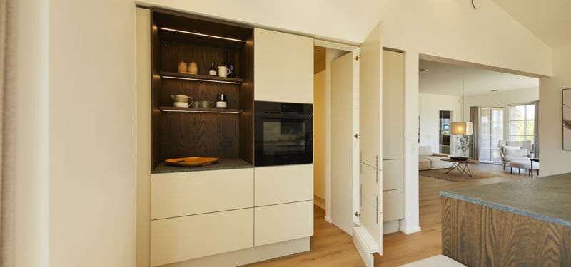 Moderne køkkenalrum med skjult depot, funktionel indretning og smarte løsninger til familiens nye husbyggeri