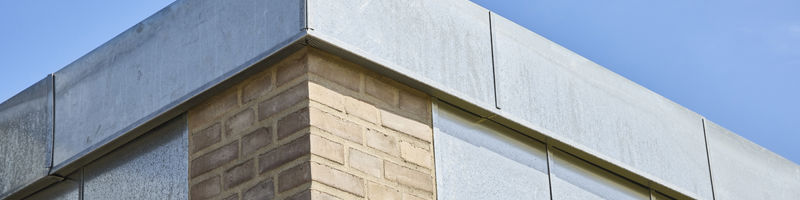Facadecloseup på nybygget udstillingshus med zinkdetaljer og moderne materialevalg