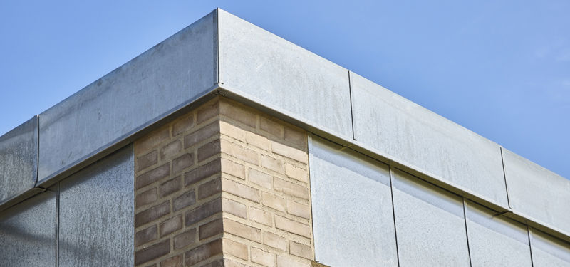 Facadecloseup på nybygget udstillingshus med zinkdetaljer og moderne materialevalg