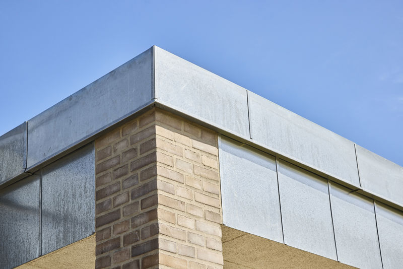 Facadecloseup på nybygget udstillingshus med zinkdetaljer og moderne materialevalg