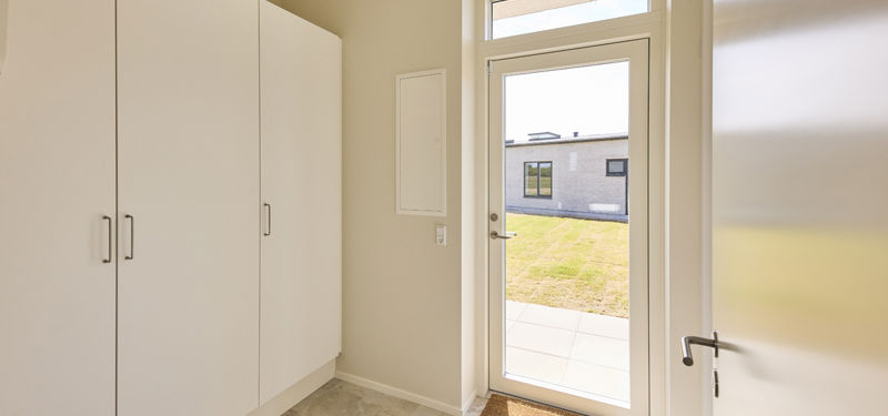 Indgangsparti i nybygget udstillingshus fra eurodan-huse med moderne materialer og gennemtænkt adgang