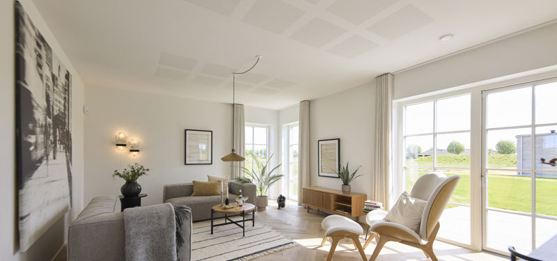 Lys og rummelig stue i udstillingshus fra eurodan-huse med store vinduespartier, sildebensgulv, sofaområde og moderne indretning, der giver stærk inspiration til nybyggeri, husbyggeri og opholdsrum i et nyt familiehus.