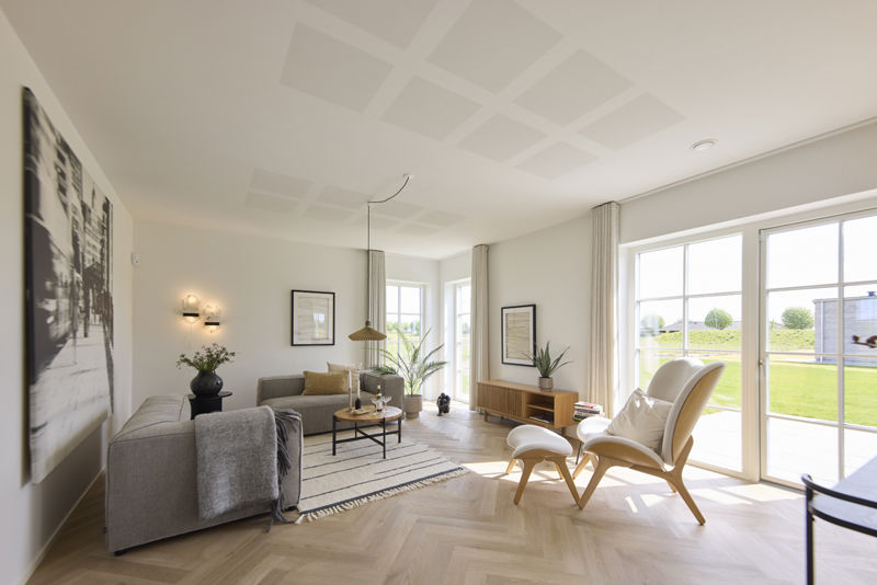 Lys og rummelig stue i udstillingshus fra eurodan-huse med store vinduespartier, sildebensgulv, sofaområde og moderne indretning, der giver stærk inspiration til nybyggeri, husbyggeri og opholdsrum i et nyt familiehus.
