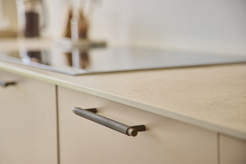 Detaljebillede af køkkenbordplade og greb i udstillingshus fra eurodan-huse, der viser moderne materialevalg, stilrent køkkendesign og inspiration til nybyggeri, husbyggeri og køkkenalrum i et nyt hus.