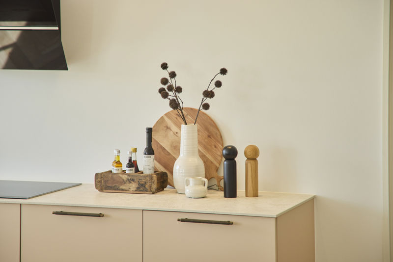 Detalje fra moderne køkken i udstillingshus fra eurodan-huse med køkkenbord, dekorative elementer og lyse materialer, der giver inspiration til nybyggeri, husbyggeri og personlig indretning i et nyt hus.