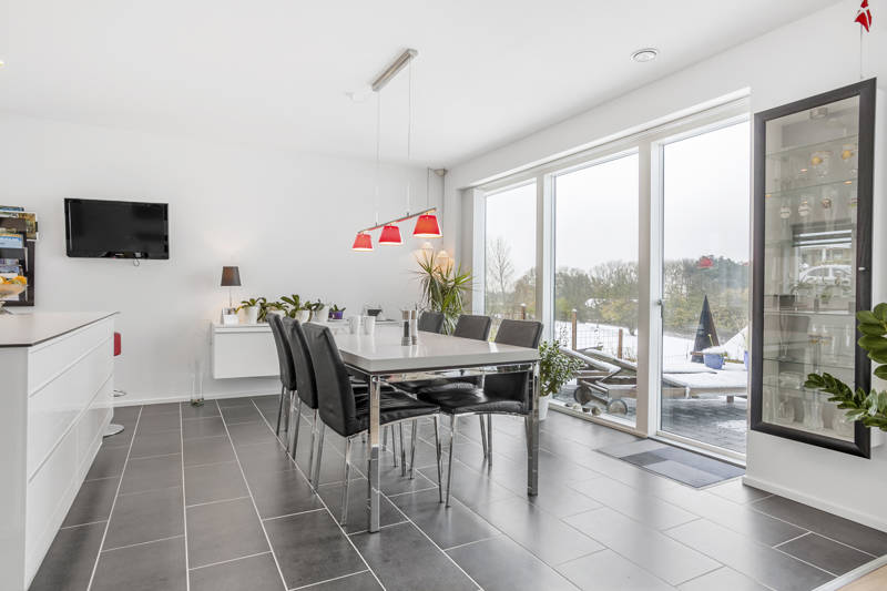 Spisestue i moderne faver og med sort klinkegulv