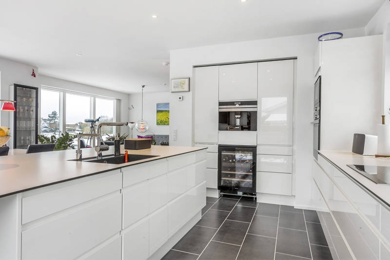 Køkken med moderne køkkenø