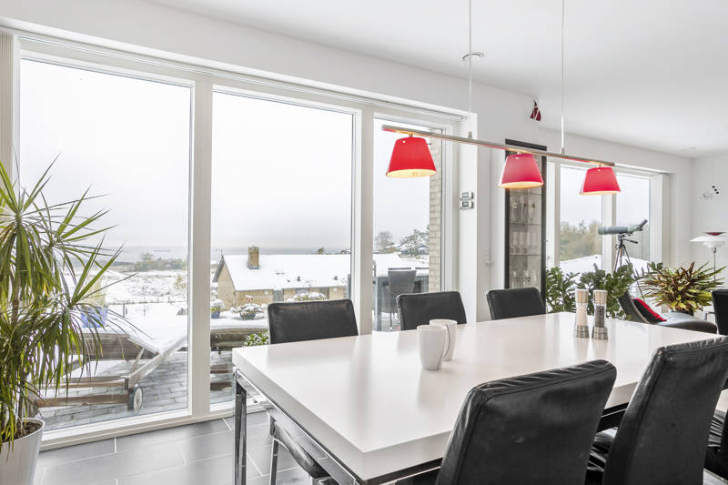 Spisebord foran åbne vinduer om vinteren