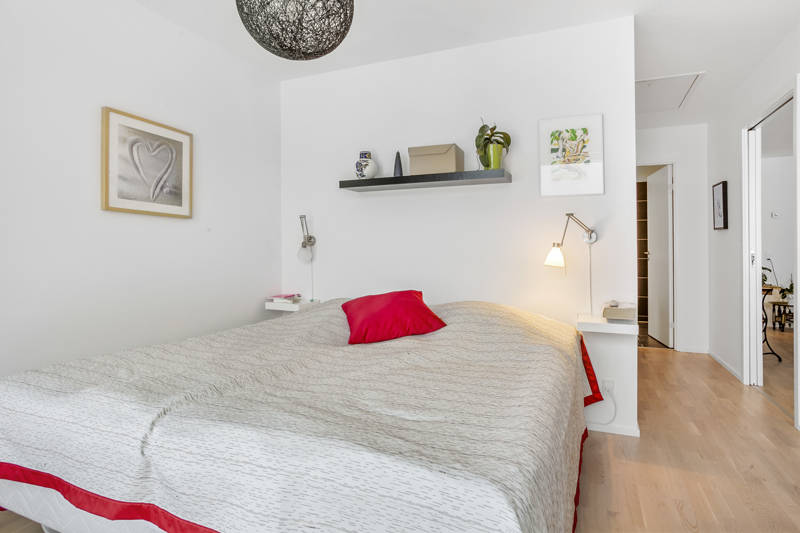 Seng med røde puder