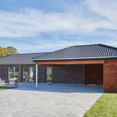 R0A2375 Facade Med Planter