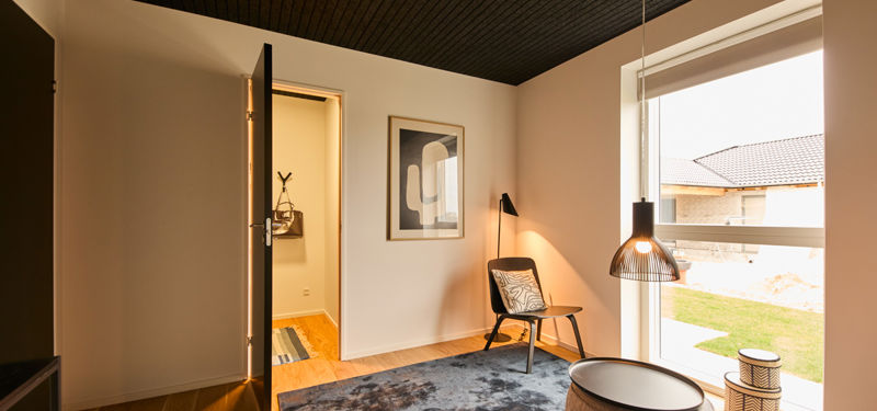 Børneværelse i nybyggeri fra eurodan-huse med eget walk-in, praktisk opbevaring og god plads til børnefamilien i et gennemtænkt udstillingshus