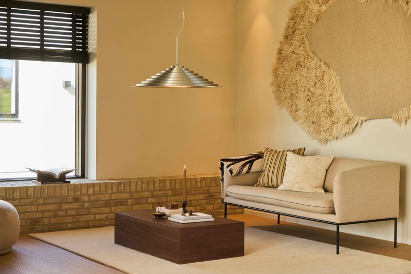 Hyggelig stue med opmuret bænk og sansevindue – realiserede husdrømme i et funkishus