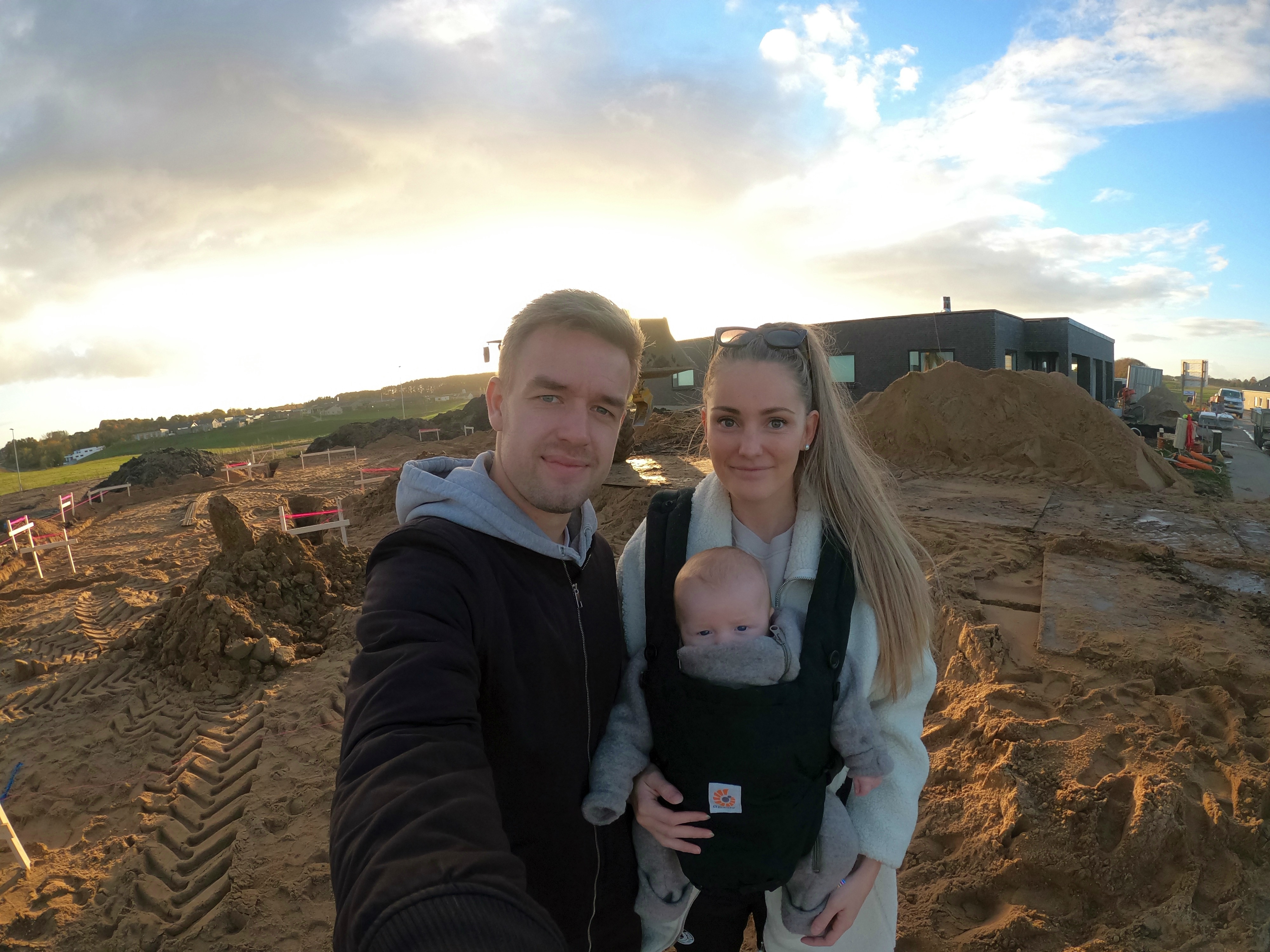 Sofie, Jacob Og Viktor Selfie På Grunden M. Sandpude