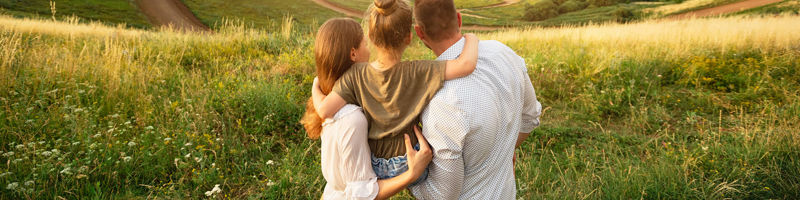Familie nyder udsigten over det åbne landskab – inspiration til at bygge nyt hus tæt på naturen med eurodan-huse.
