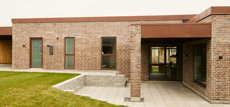 Moderne nybyggeri fra eurodan-huse med niveauforskel i funkisarkitekturen, varme mursten og markante vinduespartier til inspiration for husdrømme