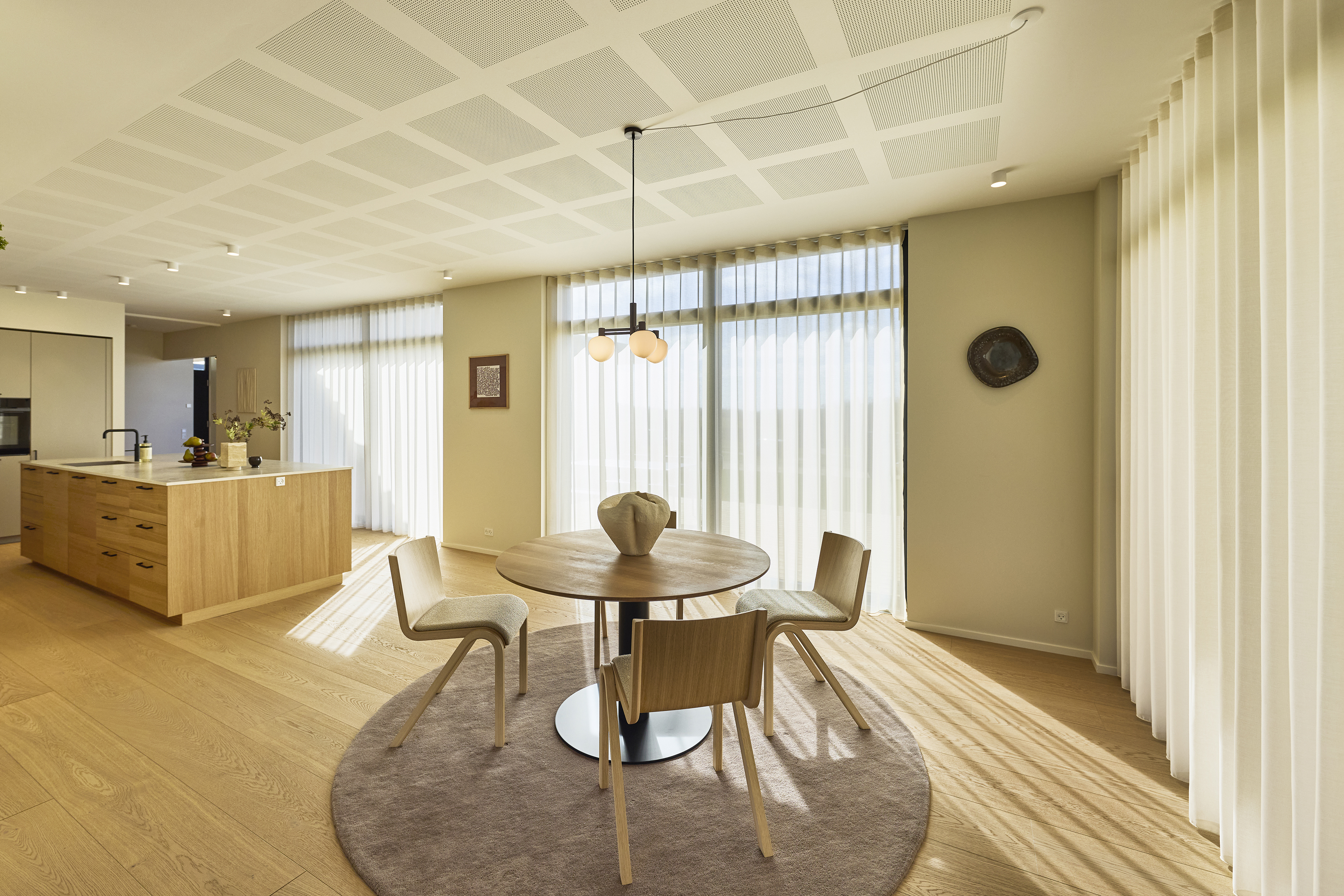 Åbent køkken-alrum med masser af dagslys – hjertet i et moderne husbyggeri