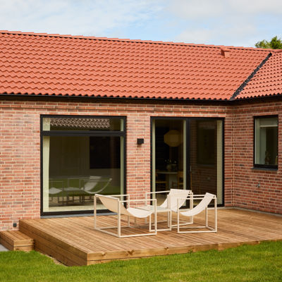 20047 - Træterrasse og facade med sansevindue