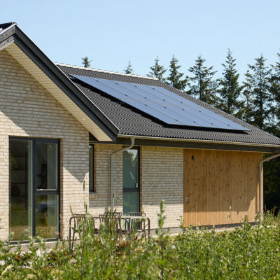 20468 - Udefra kig mod carport og solceller