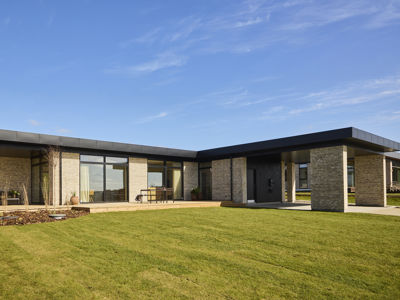 Moderne nybyggeri i 70'er funkis stil – arkitekttegnet facade