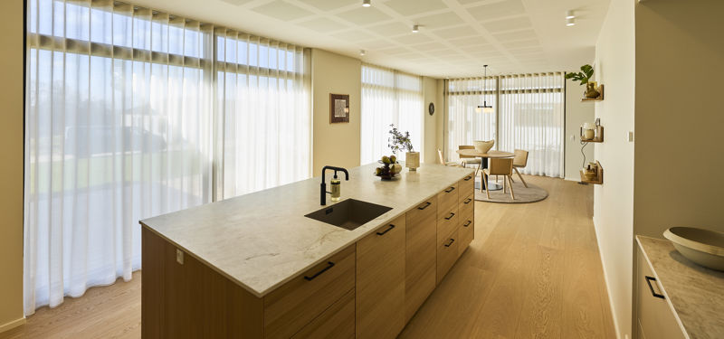 Eksklusivt køkken i lyst træ – en del af dine husdrømme i denne moderne funkisvilla.