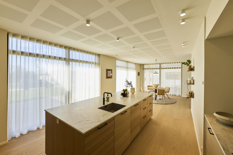 Eksklusivt køkken i lyst træ – en del af dine husdrømme i denne moderne funkisvilla.