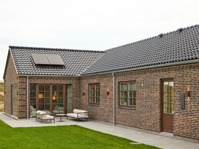 Vinkelhus i palæstil med terrasse og sprossede vinduer fra eurodan-huse