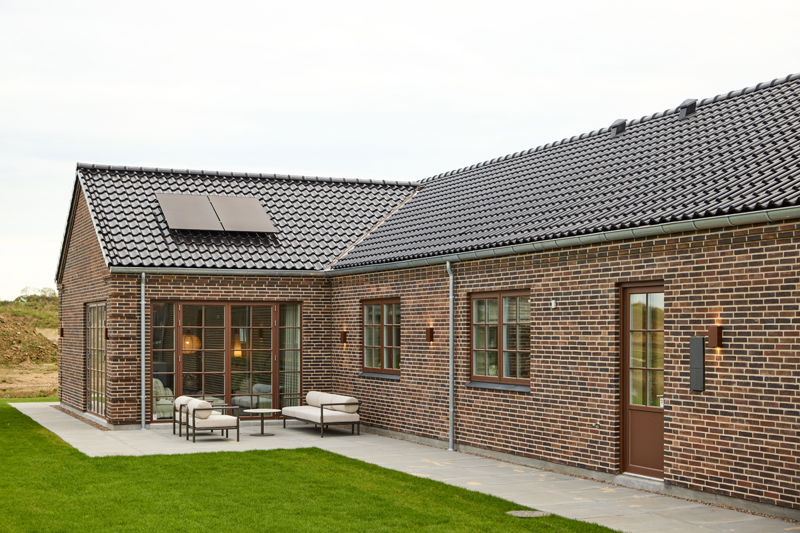 Vinkelhus i palæstil med terrasse og sprossede vinduer fra eurodan-huse