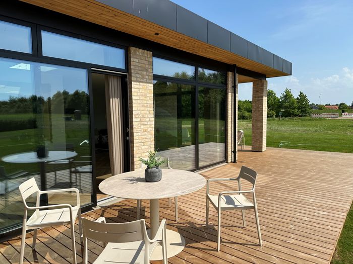 20062 Træterrasse med åben havedør