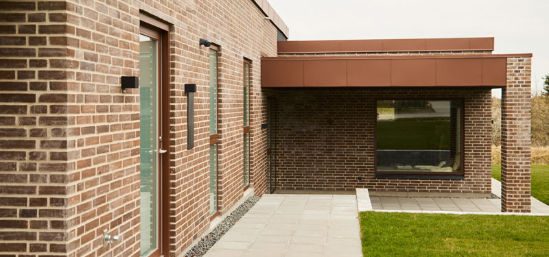 Facade på nybyggeri fra eurodan-huse med markant sansevindue, murfremspring og moderne funkisarkitektur til inspiration for husbyggeri